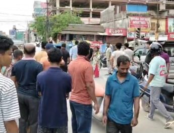 প্রকাশ্য দিবালোকে আগরতলায় রাজপথে ধারালো অস্ত্রের হামলা