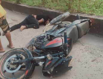 ডেমডুমে সড়ক দুর্ঘটনায় যুবকের মৃত্যু, উত্তেজিত জনতার অগ্নিসংযোগ মালবাহী গাড়িতে