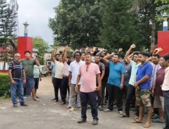 যাত্রী পরিবহন ঘিরে উত্তেজনা, জিপ ও কমান্ডার চালকদের বিরুদ্ধে সরব ই-রিকশাচালকরা