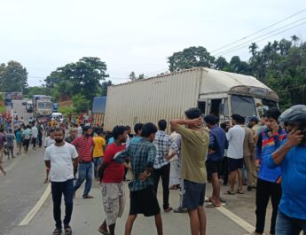 উপ্তাখালিতে মর্মান্তিক সড়ক দুর্ঘটনা, ১২ চাকার লরির ধাক্কায় প্রাণ গেল স্কুটি চালকের