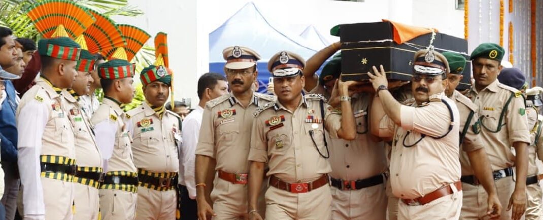 মহাকরণে প্রয়াত প্রাক্তন ডিজিপি অনুরাগ ধ্নকরকে শেষ শ্রদ্ধা