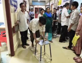 হুইলচেয়ার-স্ট্রেচার বেপাত্তা, বসার টুলে ভর করে রোগীর যাতায়াত!