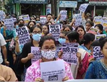 ১৮৫৬ টেট উত্তীর্ণের একসঙ্গে নিয়োগের দাবিতে উত্তাল শিক্ষা ভবন, চলল জলকামান