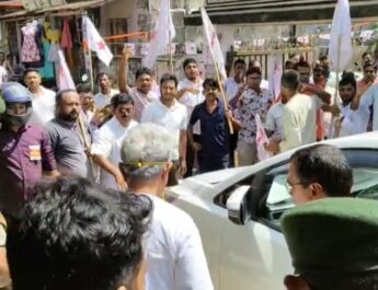 মানিক সরকারের গাড়ি ঘিরে বিক্ষোভ, কালীবাজারে তীব্র উত্তেজনা