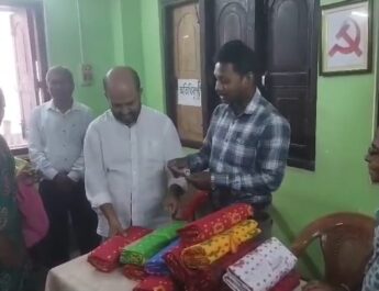শারদোৎসবের প্রাক্কালে দুঃস্থদের পাশে সিপিআই(এম), বস্ত্র বিতরণ পূর্ব আগরতলা অঞ্চল কমিটির